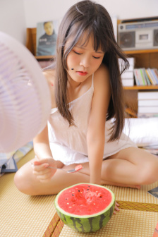 父母谈恋爱被女儿撞见瞬间害羞